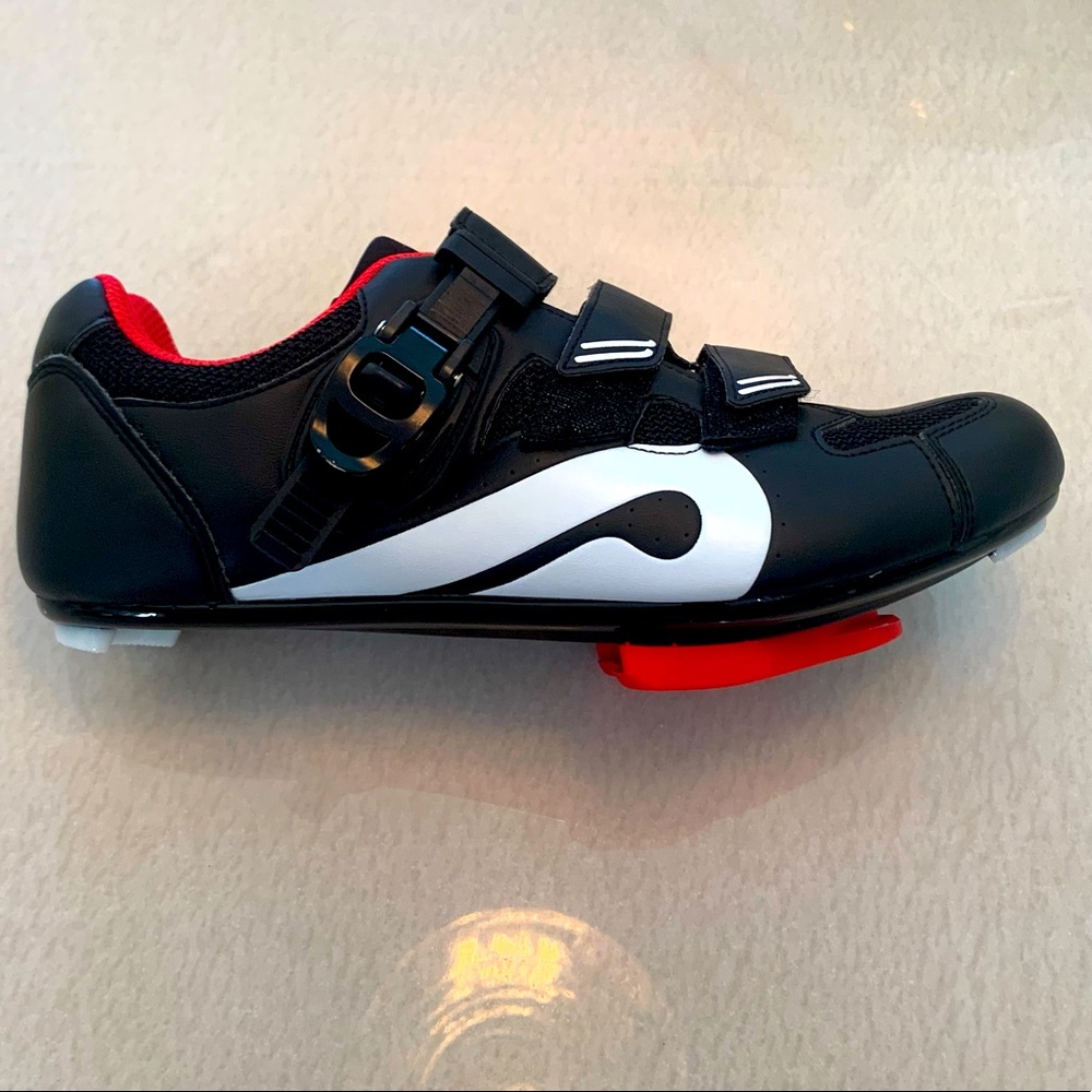 Peloton cycling shoes (sz 9 or 40) near brand new